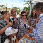 Gaststar Andy Borg gibt Autogramme