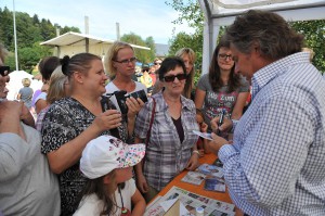 Gaststar Andy Borg gibt Autogramme