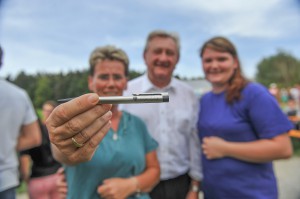 Angela Merkels Kugelschreiber mit Gewinnerin und neidlosen Landrat Franz Meyer