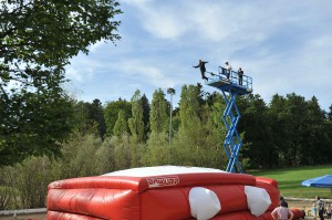 Weder Einsatz noch Übung - Josef Ascher testet die neuen Sprungkissen für die Landkreisfeuerwehren