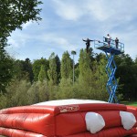 Weder Einsatz noch Übung - Josef Ascher testet die neuen Sprungkissen für die Landkreisfeuerwehren