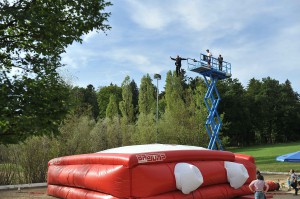 Weder Einsatz noch Übung - Josef Ascher testet die neuen Sprungkissen für die Landkreisfeuerwehren