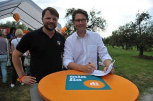 Florian Treitlinger und Andreas Scheuer machen die Fördermitgliedschaft amtlich