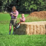 Rückwärtstrend: Unsere Kinder gehen zurück zur Tradition, während die Eltern Bilder auf whatsapp posten...