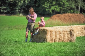 Rückwärtstrend: Unsere Kinder gehen zurück zur Tradition, während die Eltern Bilder auf whatsapp posten...